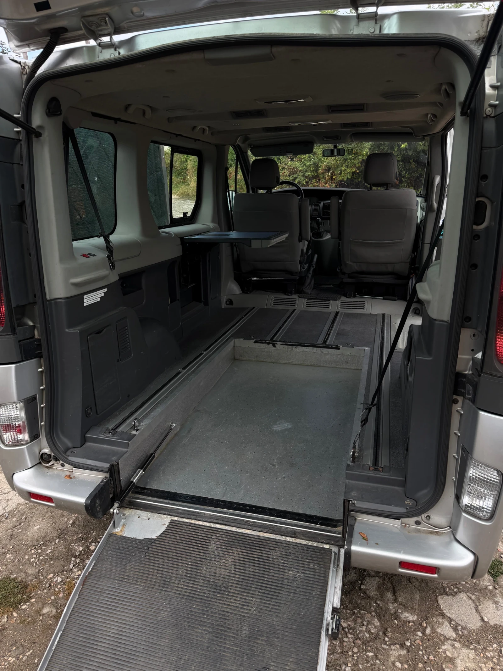 Renault Trafic 2.5 dCi Кемпер / Инвалиден , снимка 9 - Бусове и автобуси - 56508842