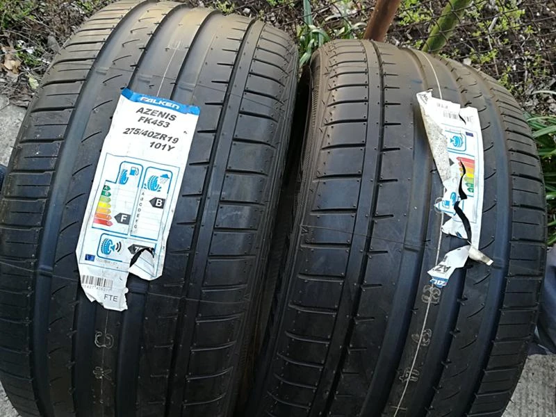 Гуми Летни 275/40R19, снимка 2 - Гуми и джанти - 24536344