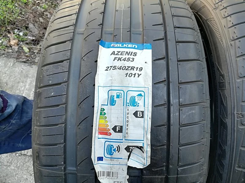 Гуми Летни 275/40R19, снимка 4 - Гуми и джанти - 24536344