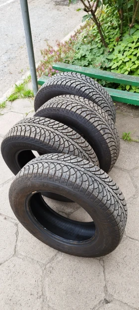 Гуми Зимни 195/65R15, снимка 1 - Гуми и джанти - 48432739