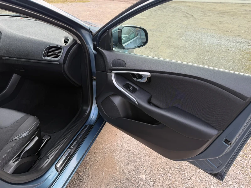 Volvo V40 Cross Country 1.6 DIZEL, ПАНОРАМА , КАМЕРА , ПАРКТРОНИК, снимка 10 - Автомобили и джипове - 53468303