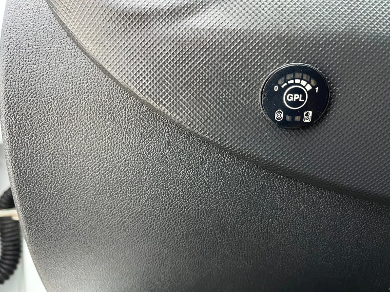 Dacia Duster 1, 6i Газ, снимка 12 - Автомобили и джипове - 52456316