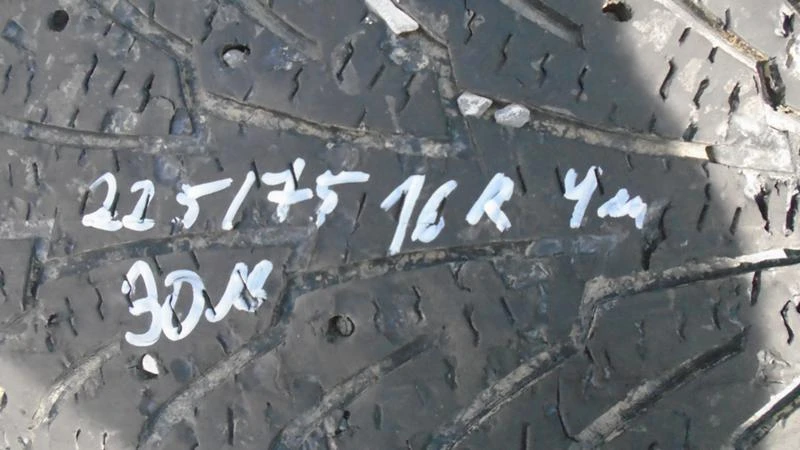 Гуми Зимни 225/75R16, снимка 1 - Гуми и джанти - 22371784