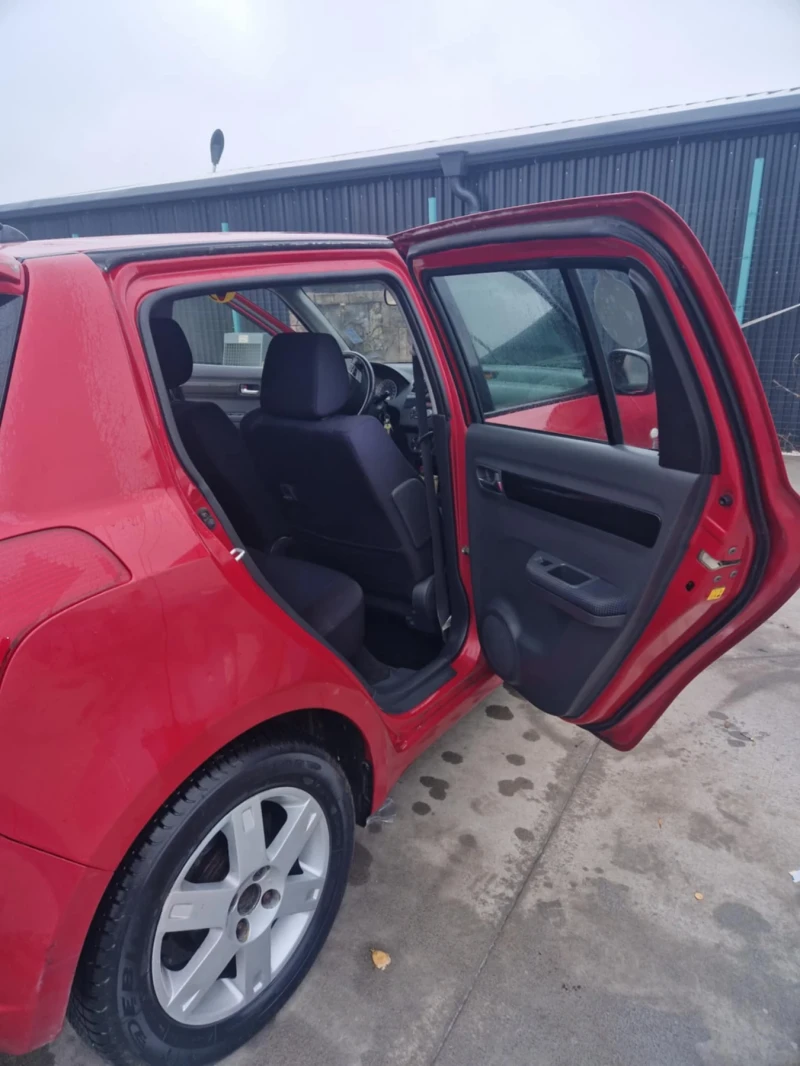 Suzuki Swift 1.3 4х4, снимка 9 - Автомобили и джипове - 49745330