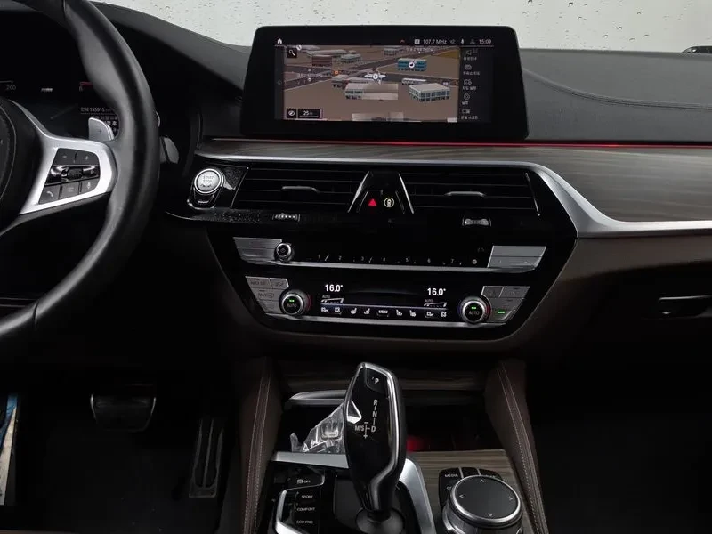 BMW 520 (G30) D M Sports Plus, снимка 14 - Автомобили и джипове - 56325143