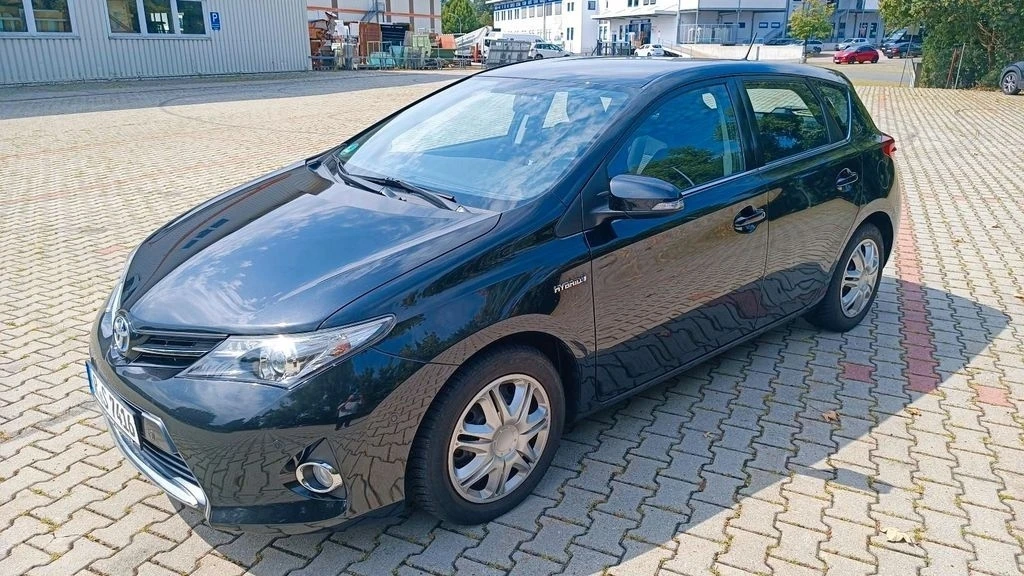 Toyota Auris 1.8 HIBRYD - изображение 3