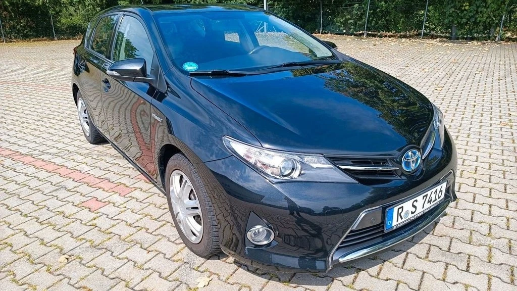 Toyota Auris 1.8 HIBRYD - изображение 2