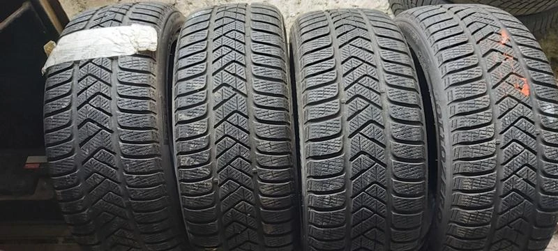 Гуми Зимни 225/45R18, снимка 1 - Гуми и джанти - 35124441