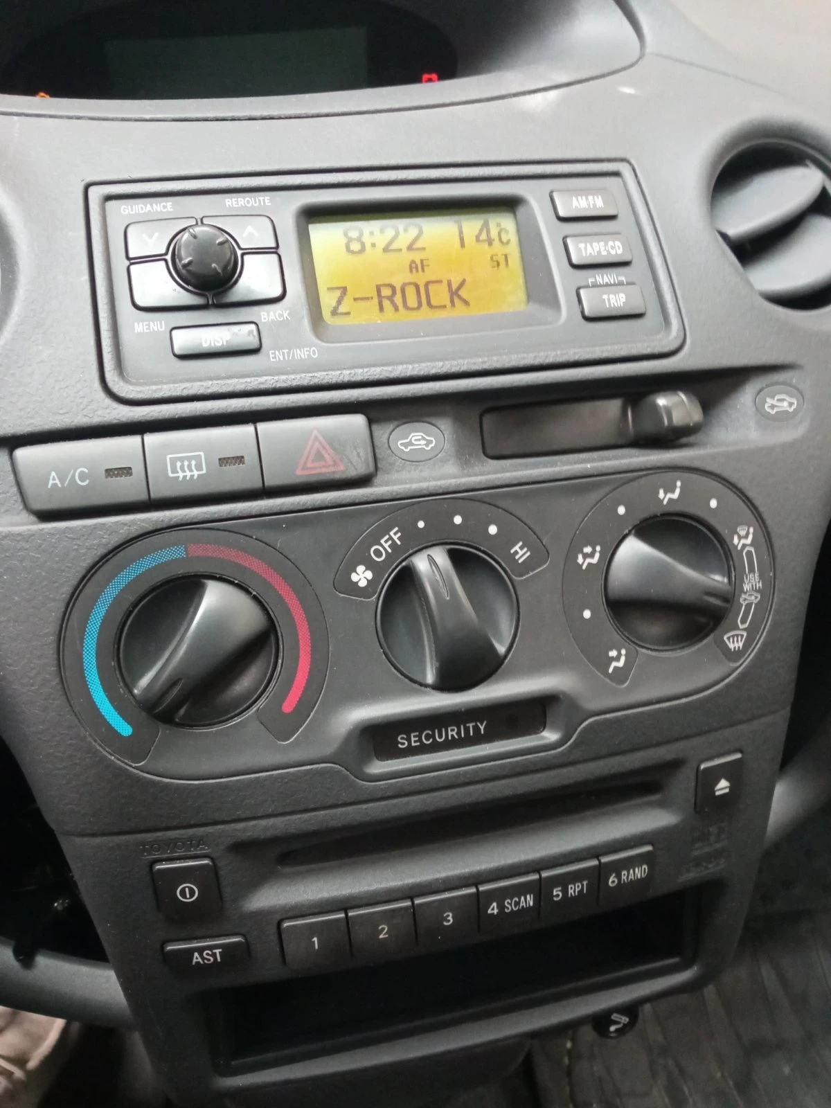 Toyota Yaris 1.0 ГАЗ - изображение 4