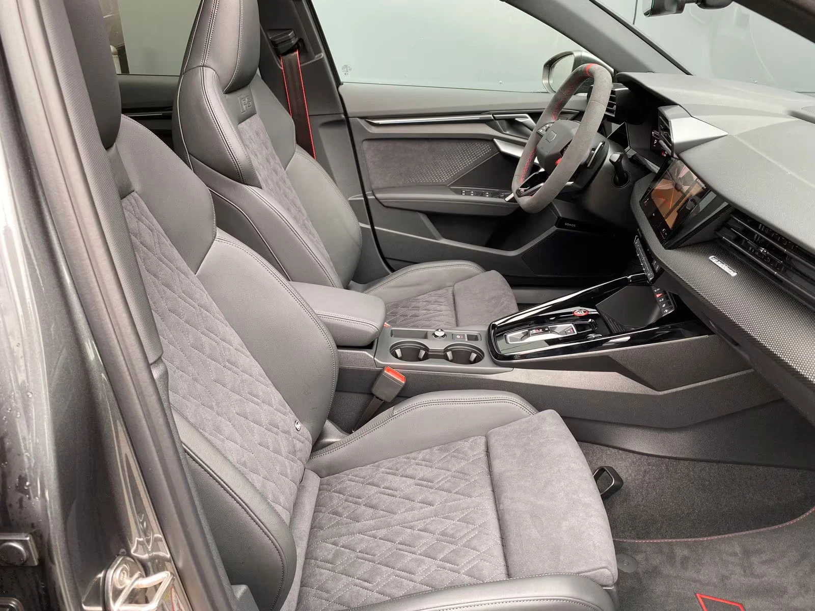 Audi Rs3 НОВ!2.5TFSI/400HP/Lim./QUATTRO/PANO/360/SONOS/167q, снимка 14 - Автомобили и джипове - 54207009