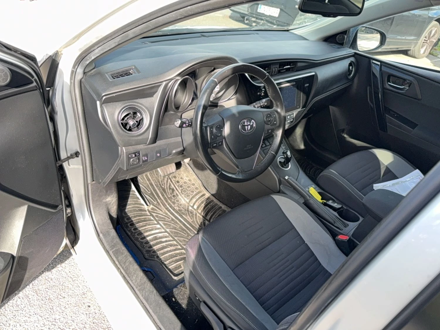 Toyota Auris Comfort 1.8 Хибрид, снимка 5 - Автомобили и джипове - 56280765