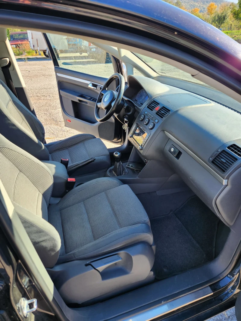 VW Touran 2.0 TDI, снимка 11 - Автомобили и джипове - 52958695