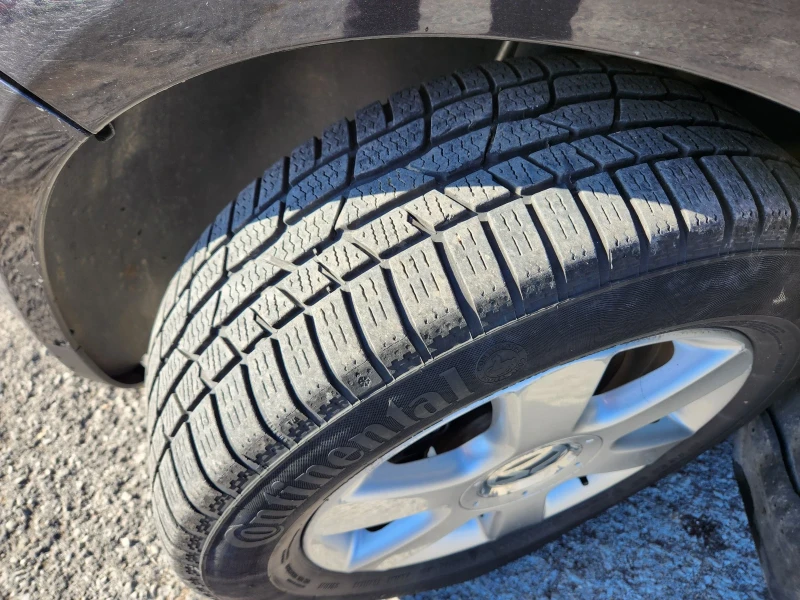 VW Touran 2.0 TDI, снимка 15 - Автомобили и джипове - 52958695