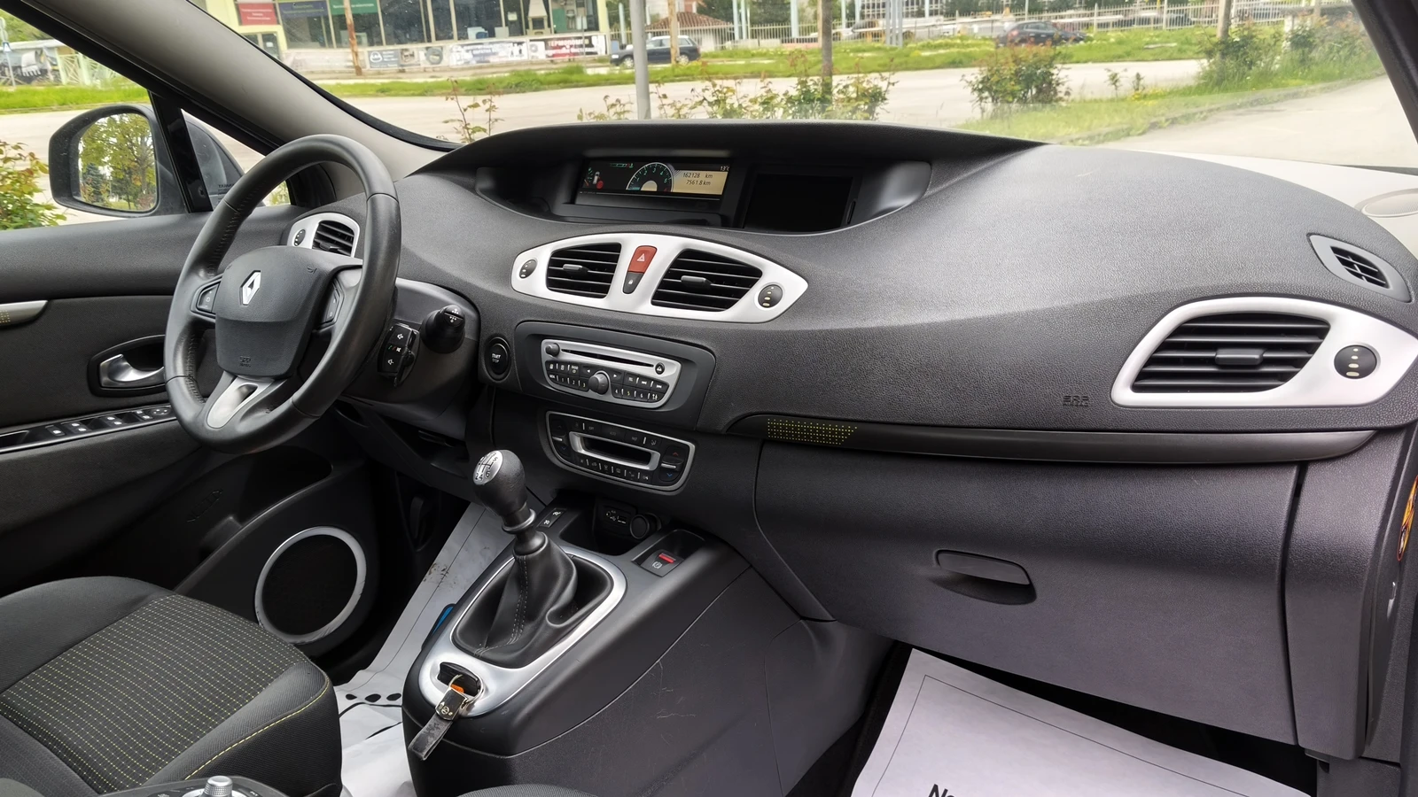 Renault Scenic 1.5DCi , снимка 9 - Автомобили и джипове - 54388321