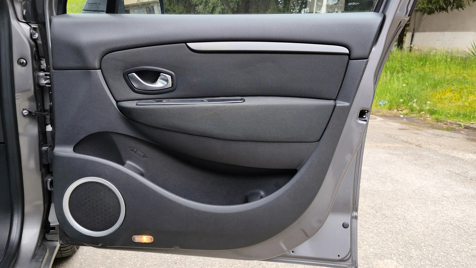 Renault Scenic 1.5DCi , снимка 15 - Автомобили и джипове - 54388321