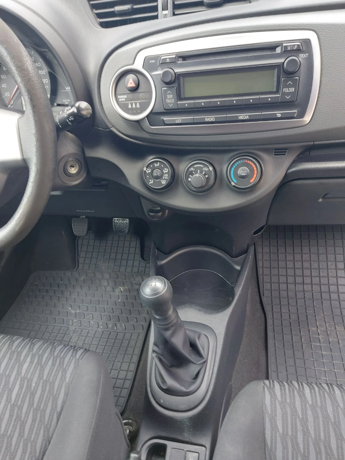 Toyota Yaris, снимка 15 - Автомобили и джипове - 54610565