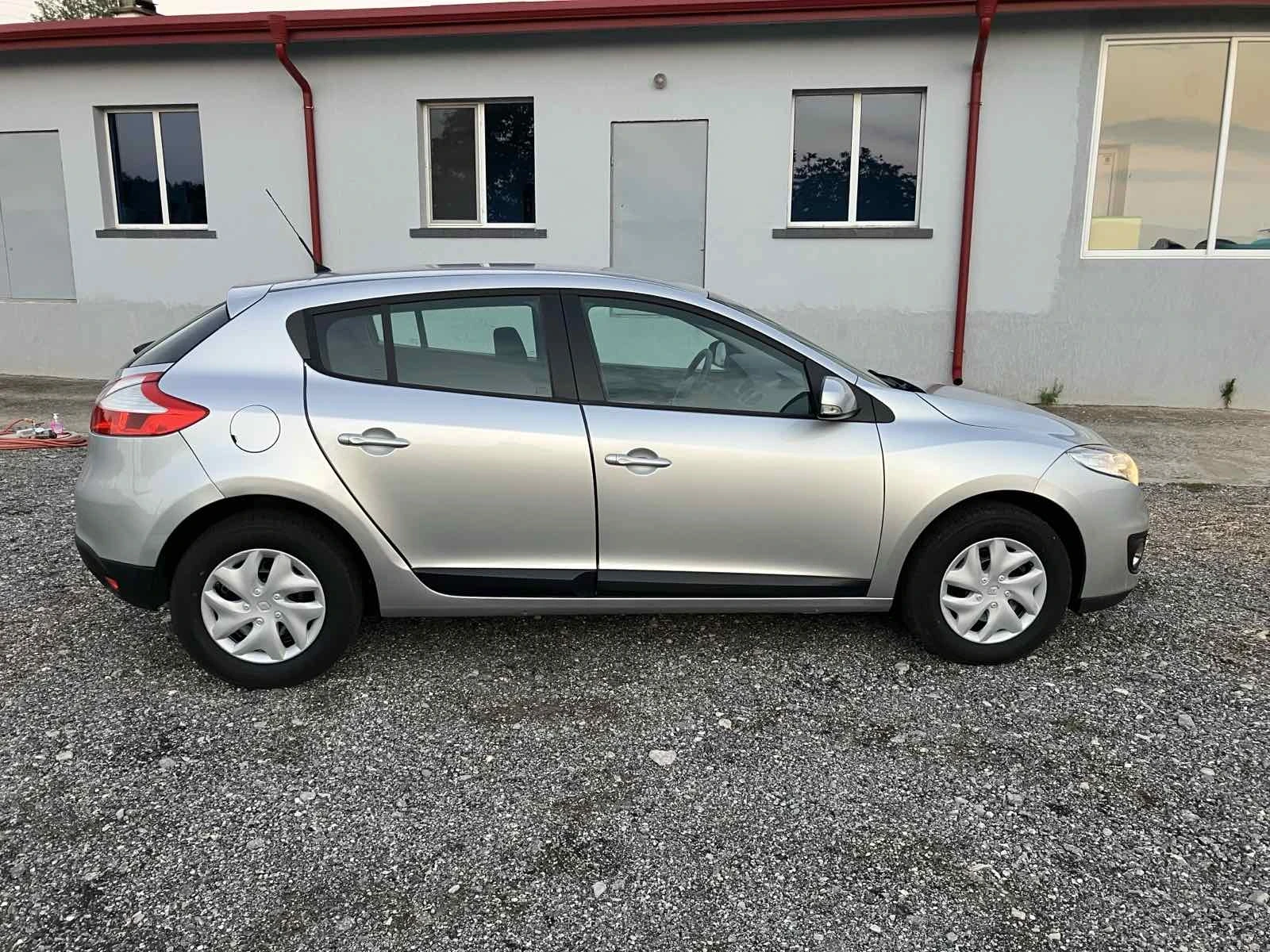Renault Megane КУПЪВАНА НОВА ОТ БГ., снимка 4 - Автомобили и джипове - 56225881