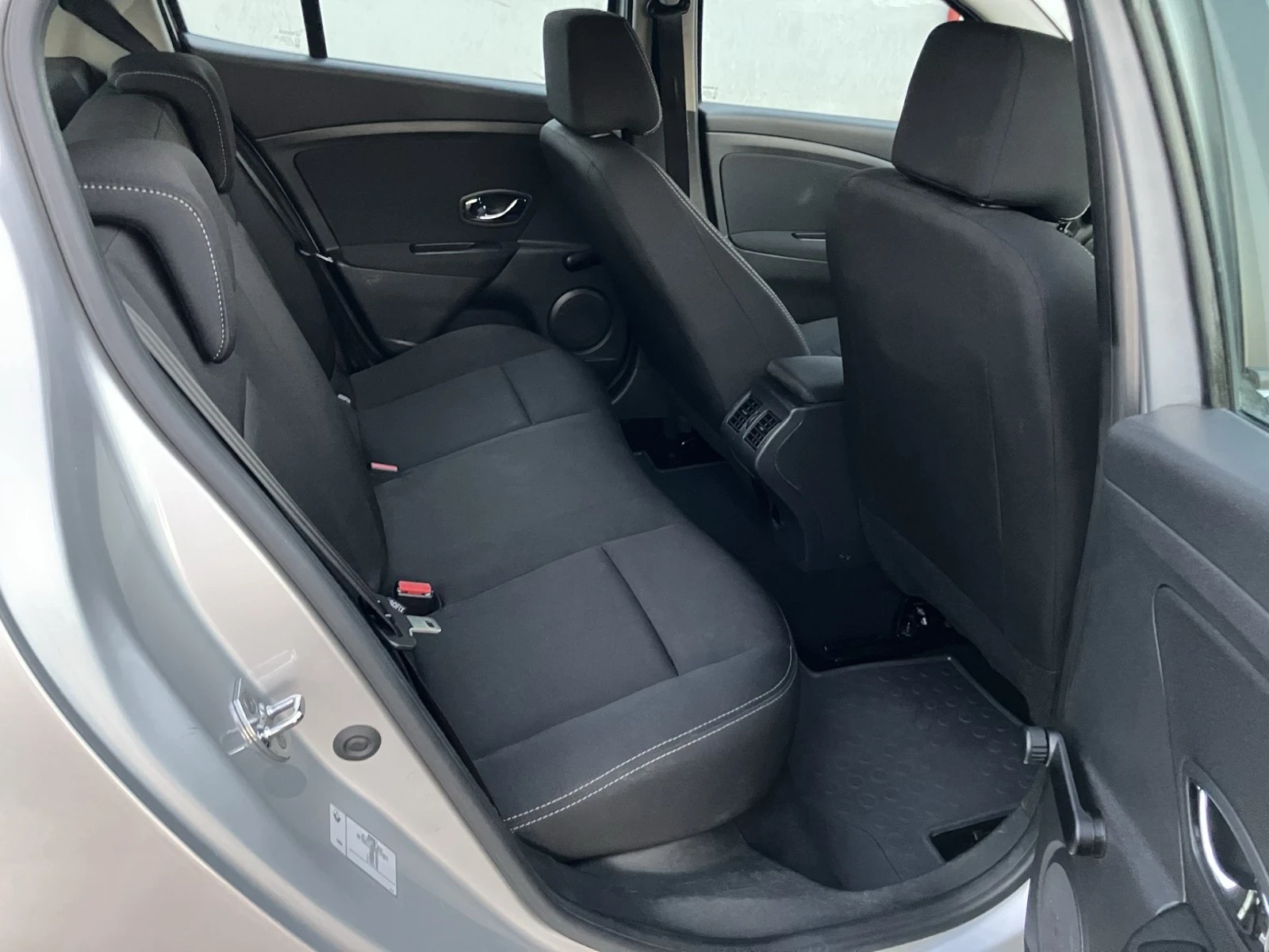 Renault Megane КУПЪВАНА НОВА ОТ БГ., снимка 6 - Автомобили и джипове - 56225881