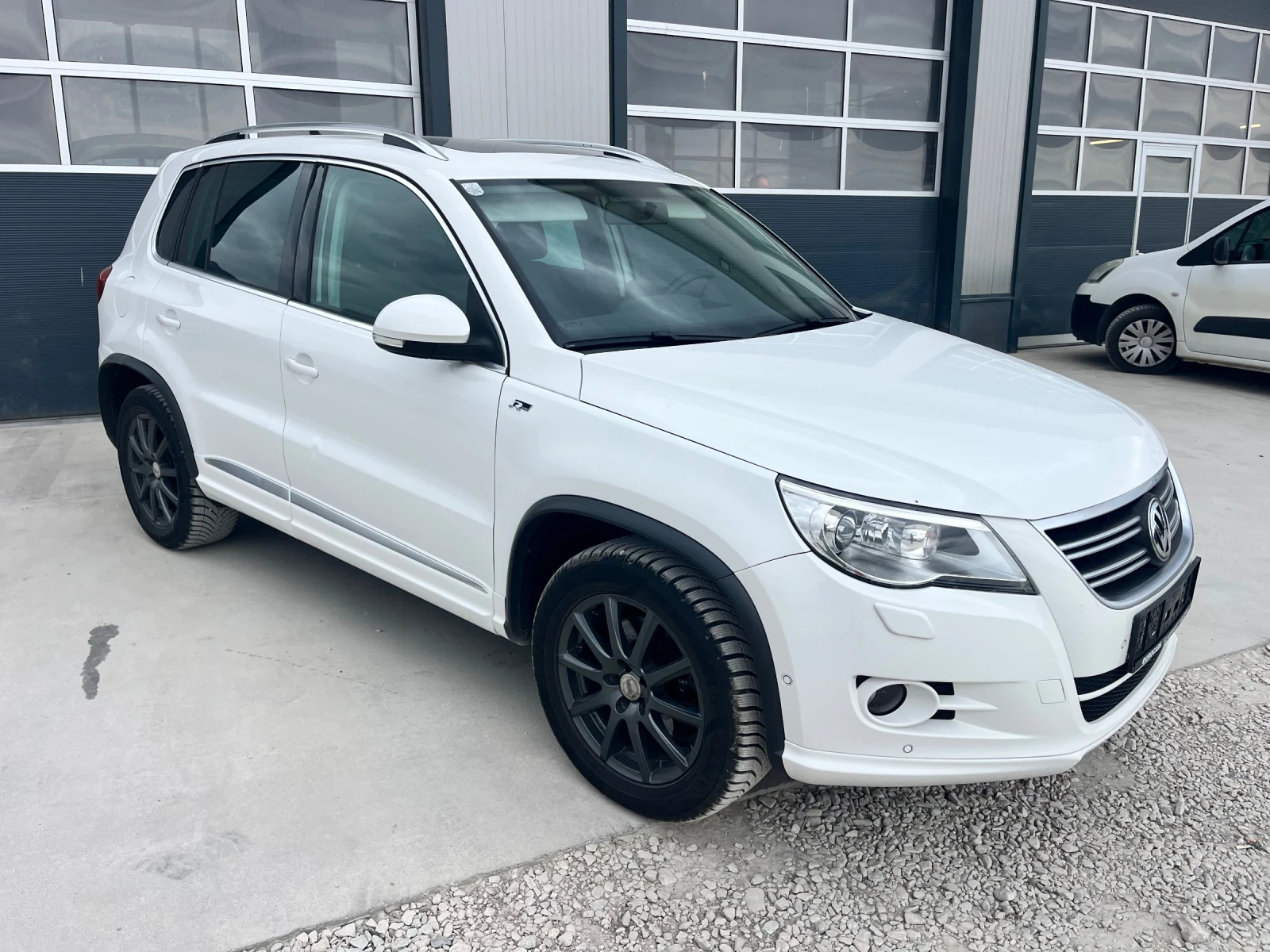 VW Tiguan R-Line, снимка 3 - Автомобили и джипове - 53894468