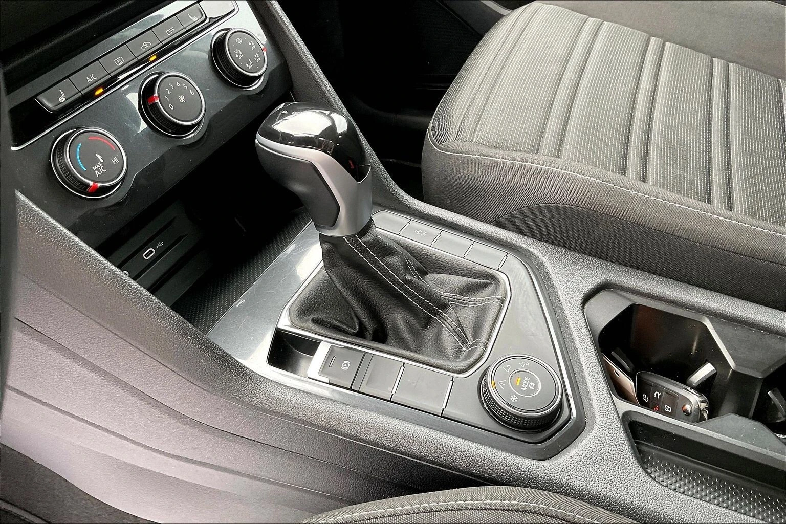 VW Tiguan 4Motion* АвтоКредит* (ЦЕНА ДО БГ), снимка 14 - Автомобили и джипове - 55224629