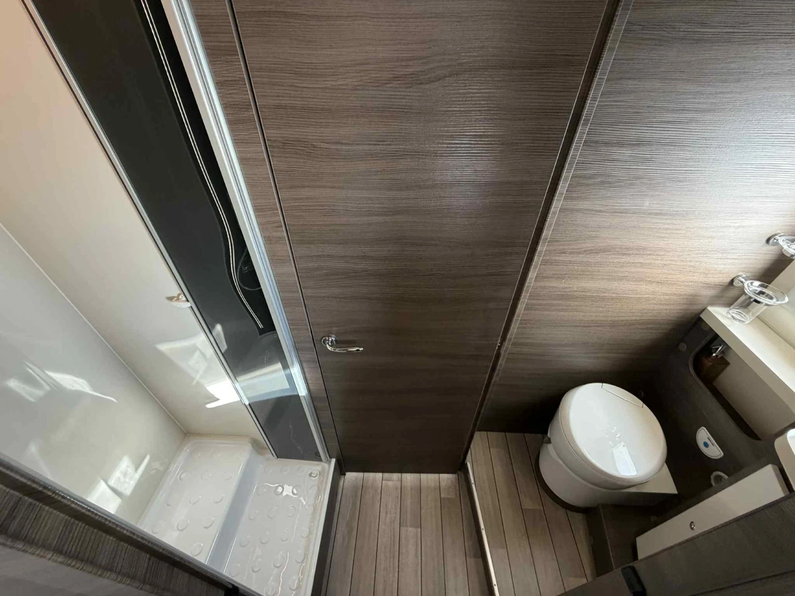 Кемпер McLouis MC4 FULL AT КЛИМАТИК* LIFEPO4* ИНВЕРТОР, снимка 5 - Каравани и кемпери - 55414985
