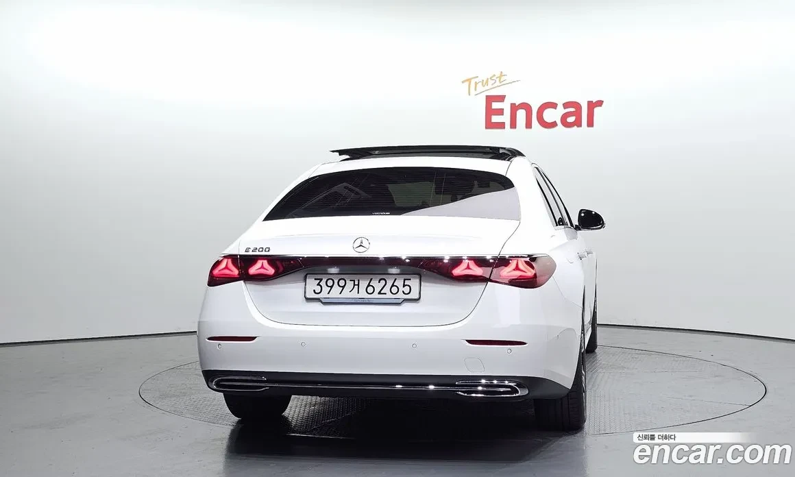 Mercedes-Benz E 200 * DIS * ОБДУХ * 360 * ПАНО, снимка 4 - Автомобили и джипове - 54738388