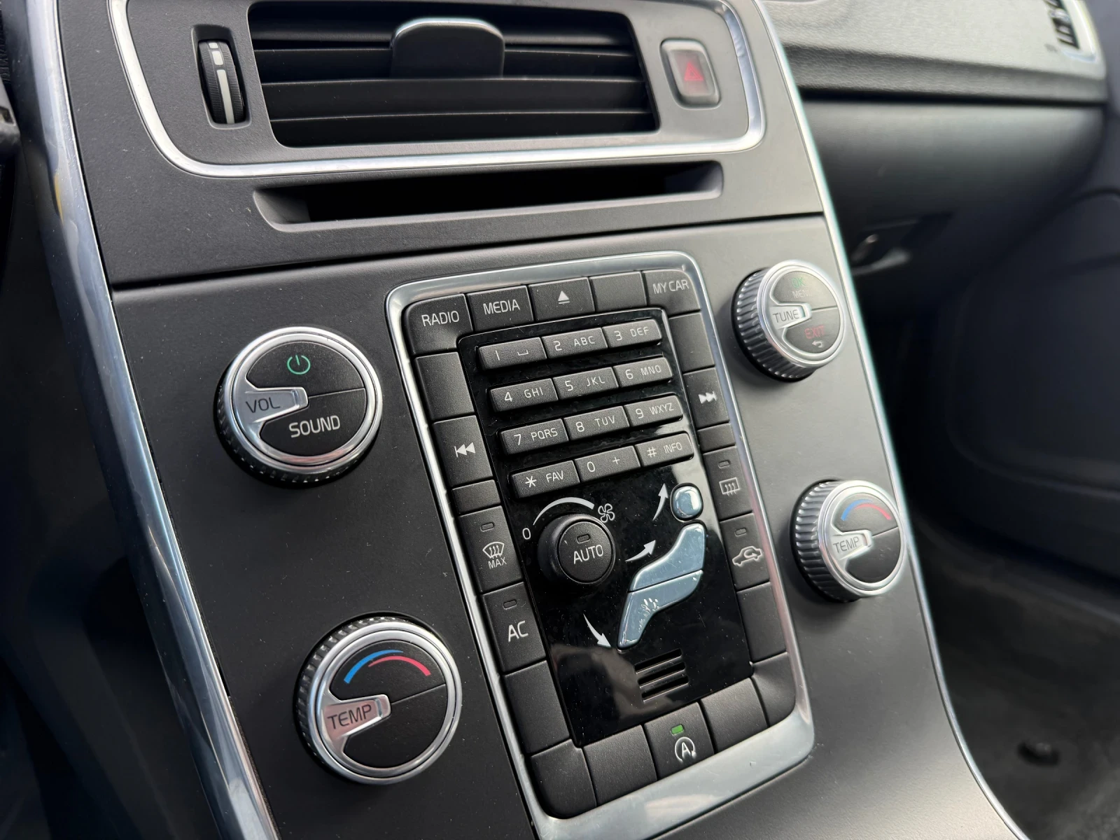 Volvo V60 1.6D* 2016г* АВТОМАТИК* 171.000КМ* НОВА* СЕРВИЗНА*, снимка 17 - Автомобили и джипове - 54060389