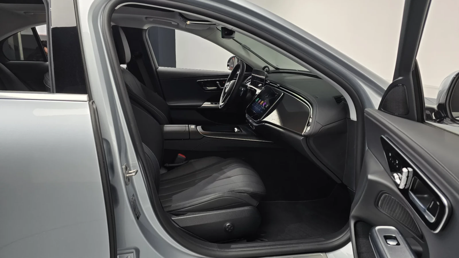 Mercedes-Benz E 200 2024* 5138KM* 360* DISTRONIK* KEYLESS* КРАЙНА ЦЕНА, снимка 10 - Автомобили и джипове - 54073334