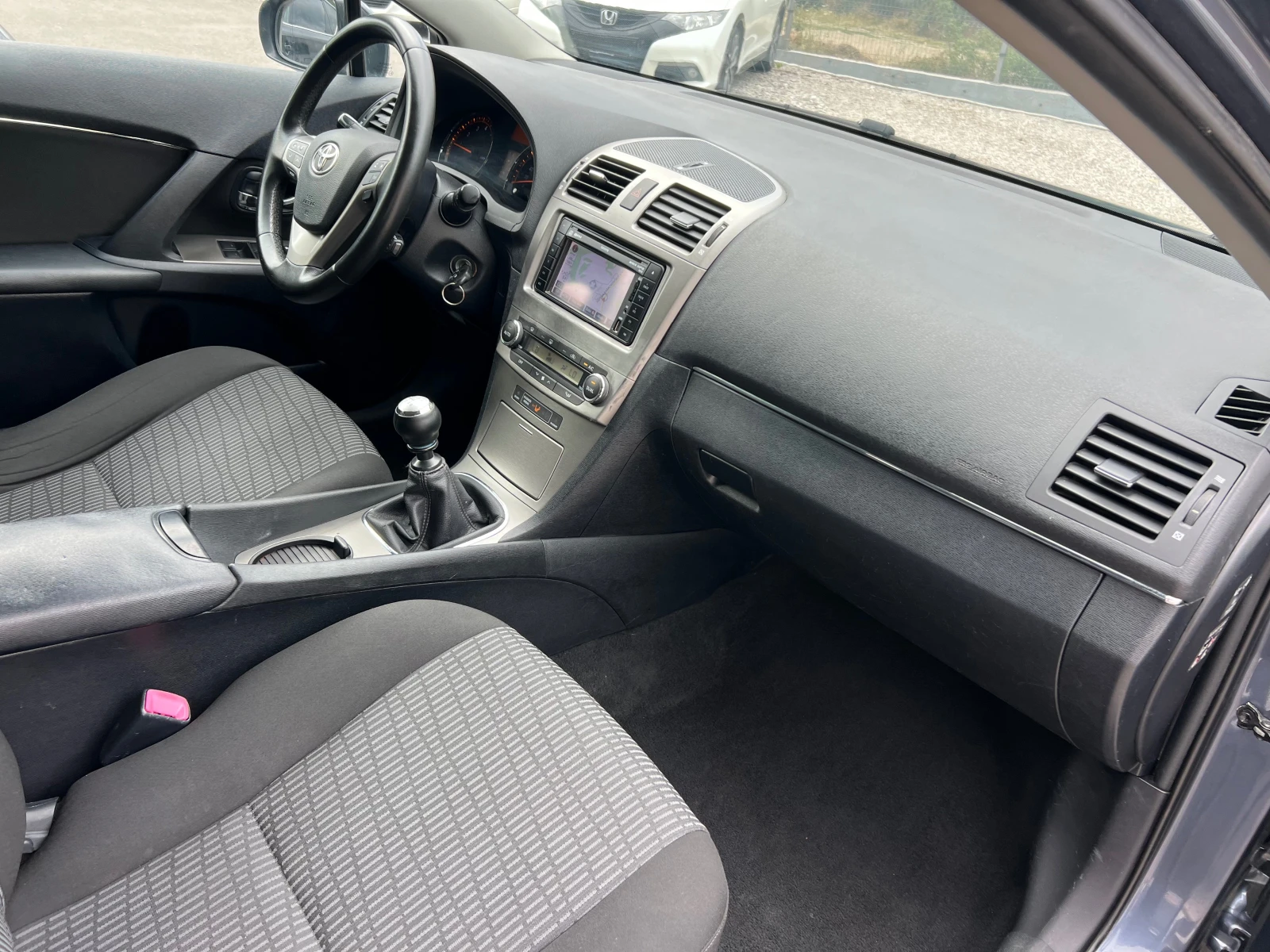 Toyota Avensis 1.8-SOLL, снимка 13 - Автомобили и джипове - 55014307