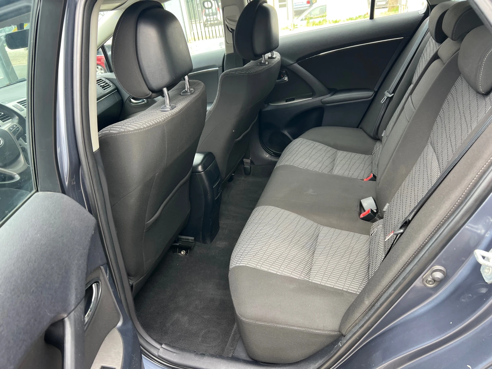 Toyota Avensis 1.8-SOLL, снимка 14 - Автомобили и джипове - 55014307