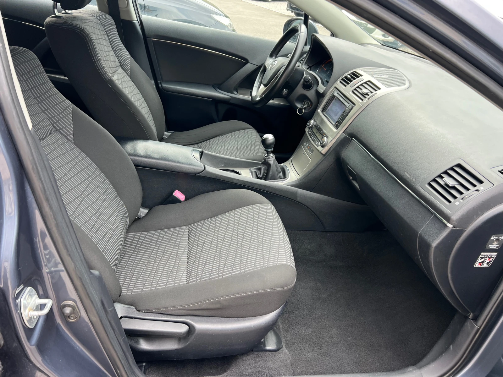 Toyota Avensis 1.8-SOLL, снимка 12 - Автомобили и джипове - 55014307
