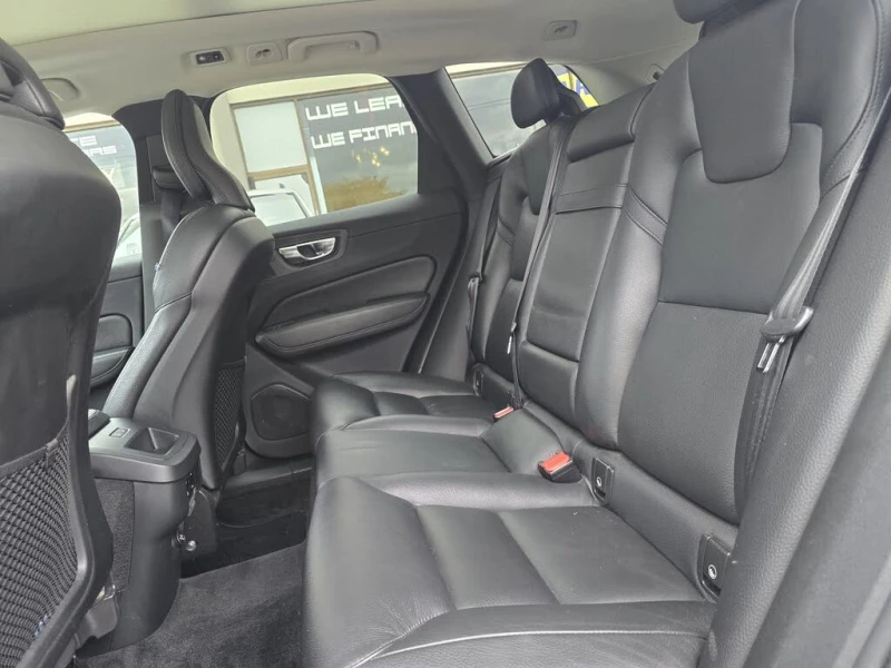Volvo XC60 T5 MOMENTUM* ПОДГРЕВ* 360 КАМЕРА* ПАНО* МЪРТВА ТОЧ, снимка 11 - Автомобили и джипове - 53454400