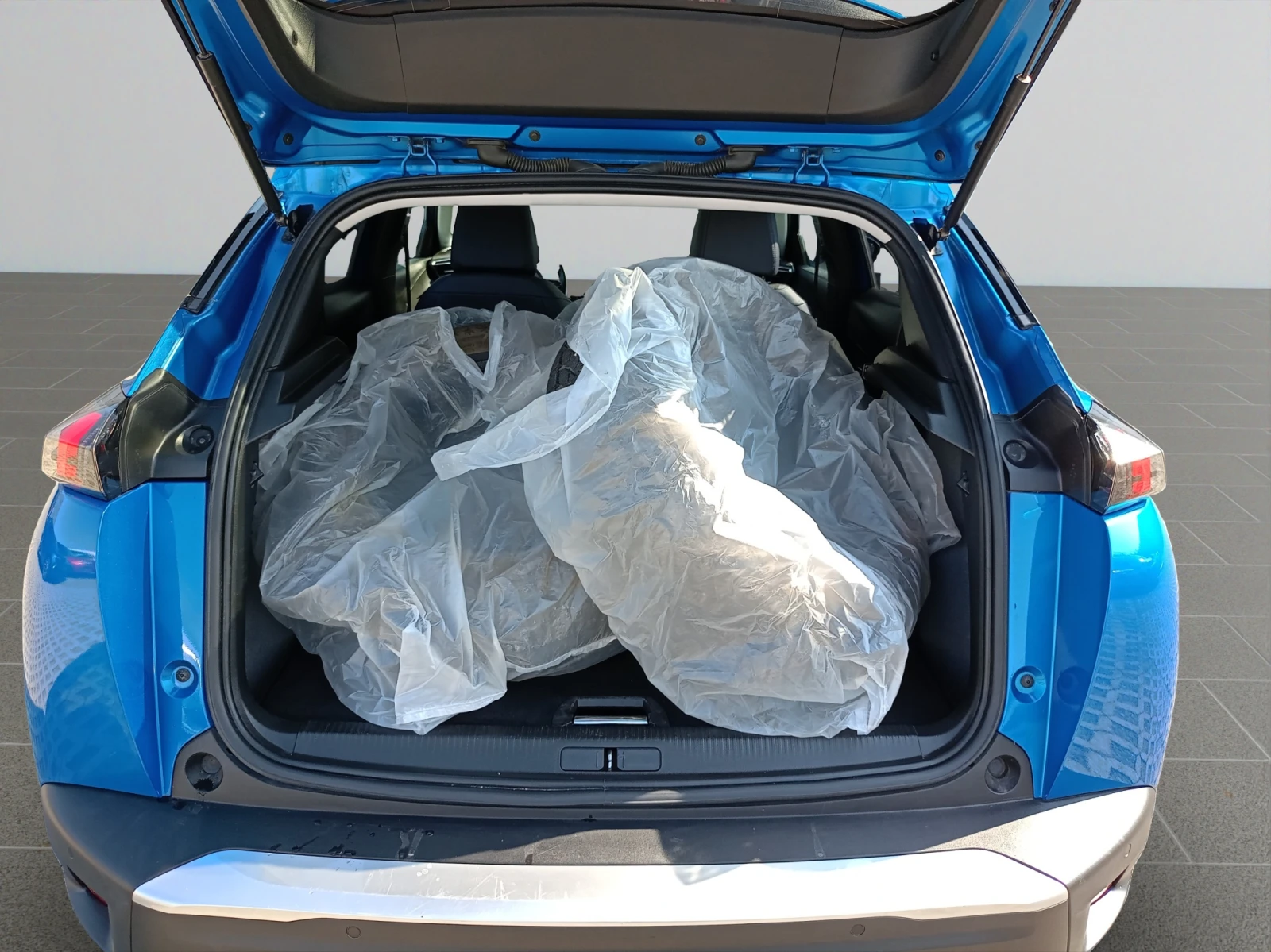 Peugeot 2008 NEW SUV ALLURE 1, 5 BlueHDi 130 EAT8 EURO6 - изображение 9