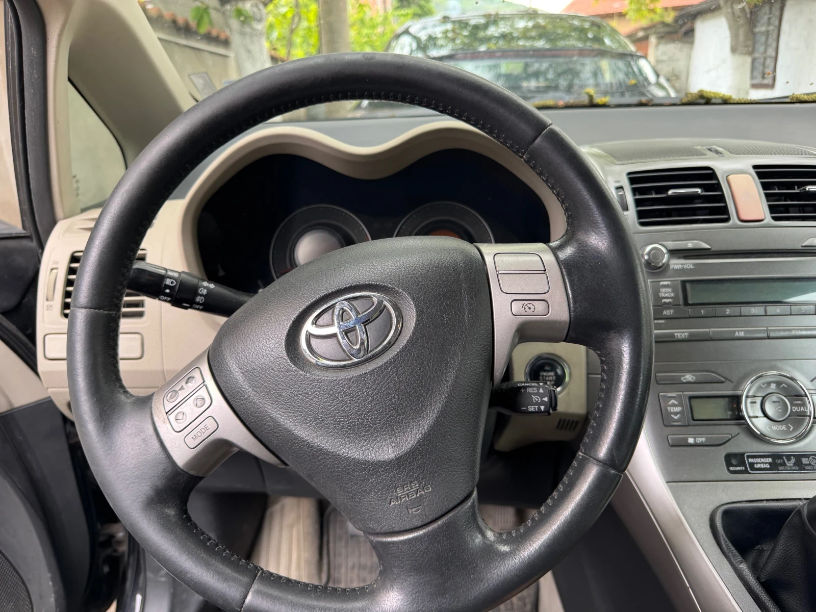 Toyota Auris, снимка 9 - Автомобили и джипове - 54665832