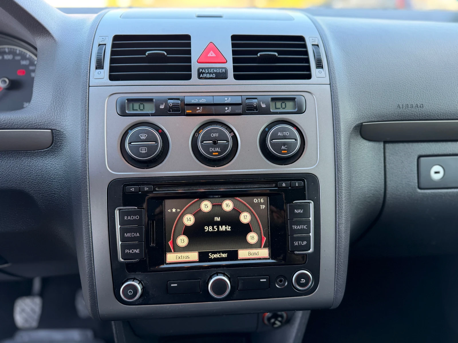 VW Touran 2.0* TDI* BMM* , снимка 13 - Автомобили и джипове - 54962811