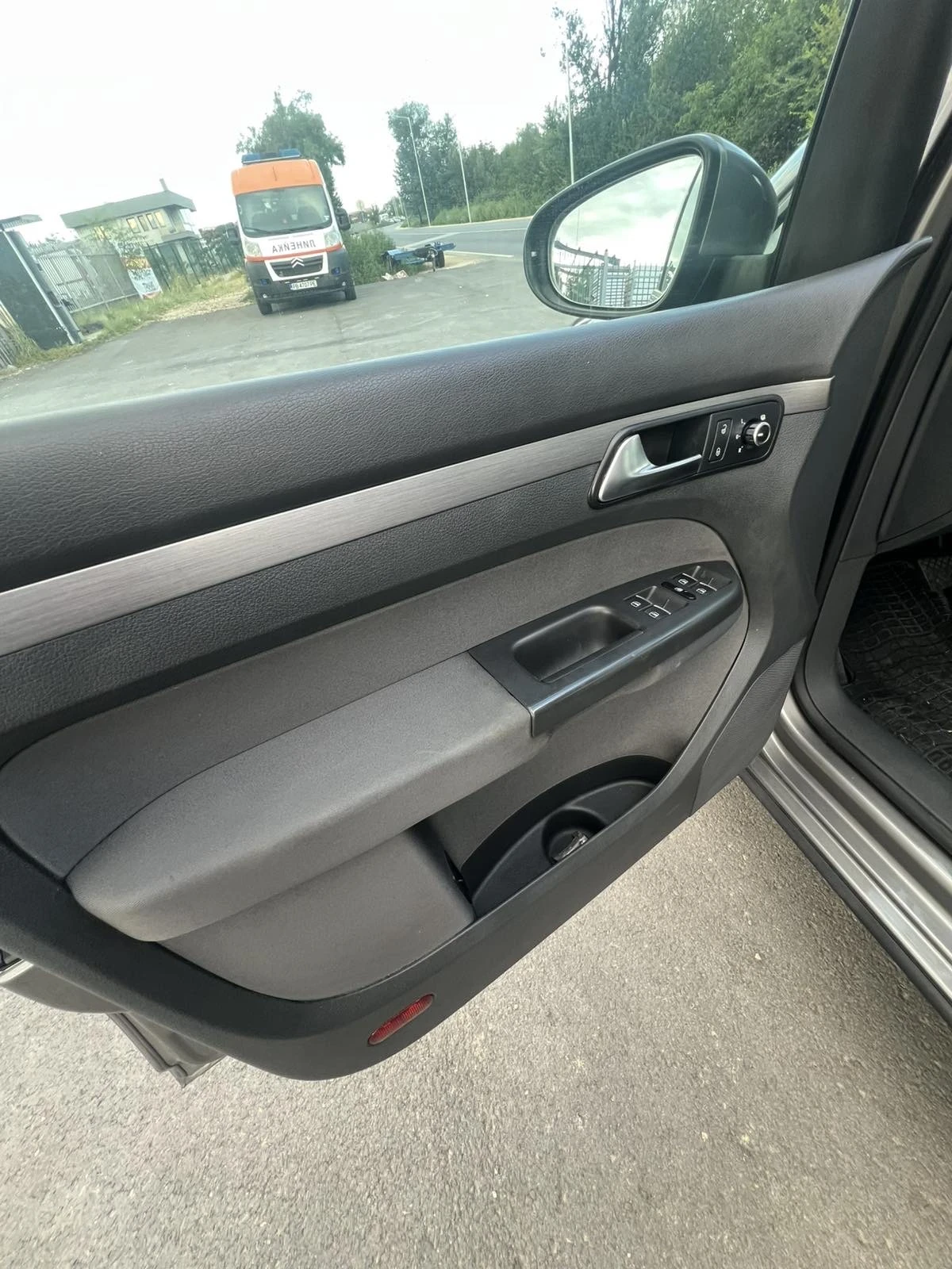VW Touran 1.6TDI* FACE* AUTOMAT* 6 месеца гаранция* * * * , снимка 13 - Автомобили и джипове - 55498895
