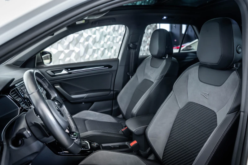 VW T-Roc R 2.0TSI BlueMotion Technology* Pano, снимка 13 - Автомобили и джипове - 52483075