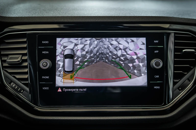 VW T-Roc R 2.0TSI BlueMotion Technology* Pano, снимка 17 - Автомобили и джипове - 52483075