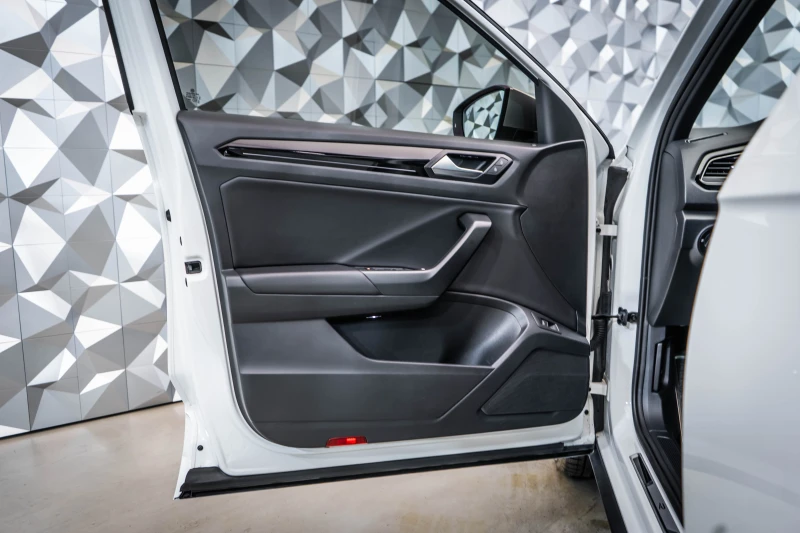 VW T-Roc R 2.0TSI BlueMotion Technology* Pano, снимка 7 - Автомобили и джипове - 52483075