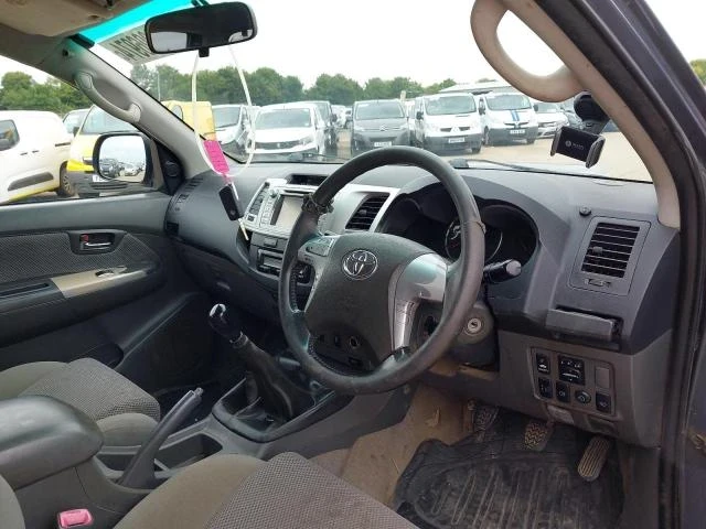 Toyota Hilux 3.0D Invincible , снимка 5 - Автомобили и джипове - 46956177