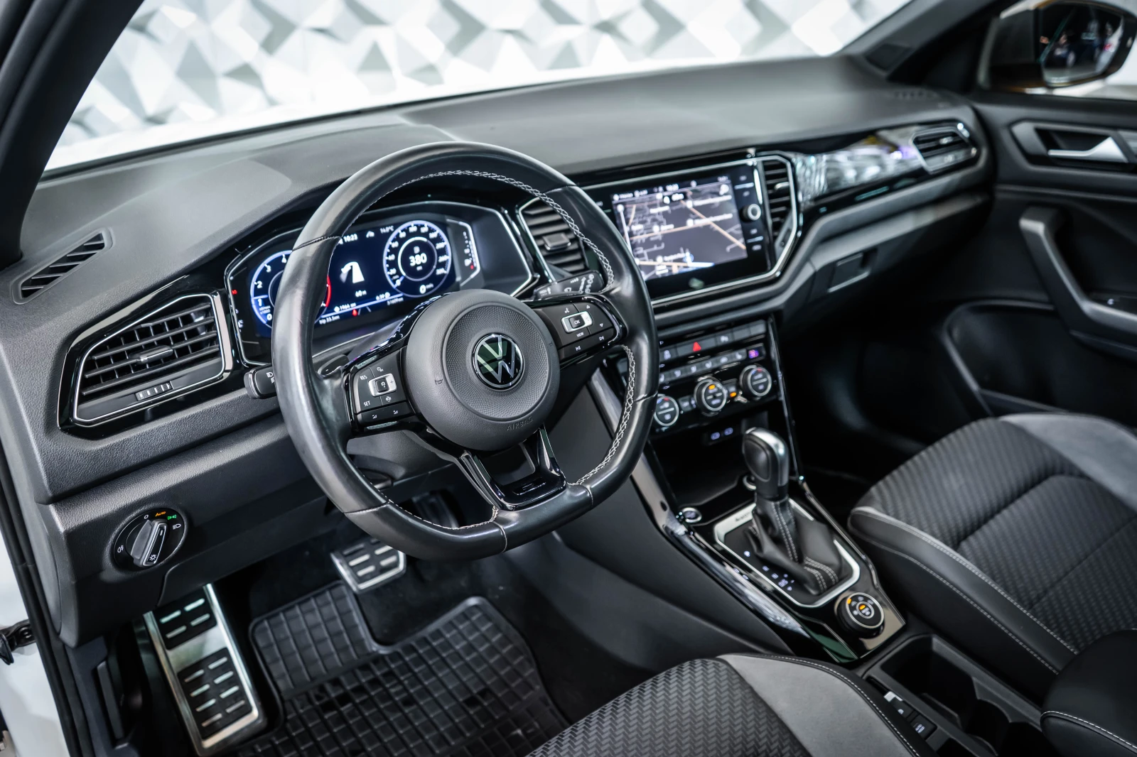 VW T-Roc R 2.0TSI BlueMotion Technology* Pano | Mobile.bg   8