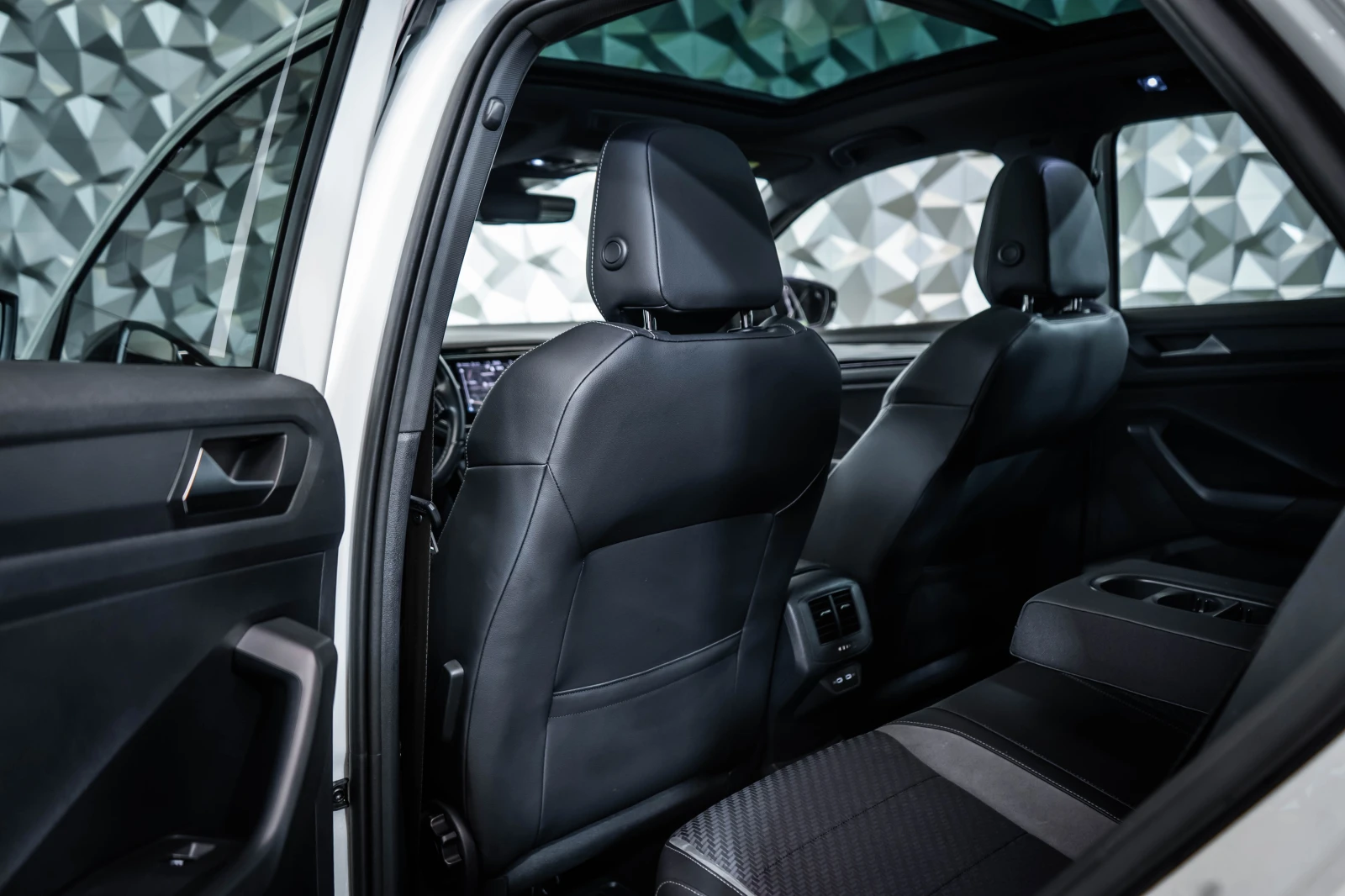 VW T-Roc R 2.0TSI BlueMotion Technology* Pano | Mobile.bg   15