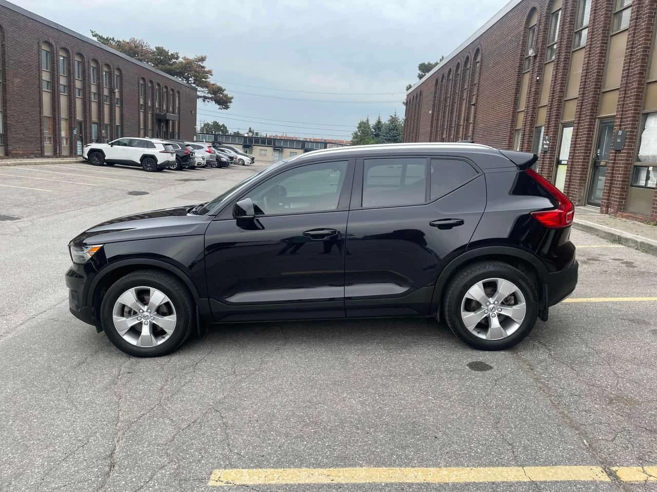 Volvo XC40 * Momentum * CARFAX * , снимка 2 - Автомобили и джипове - 56327205