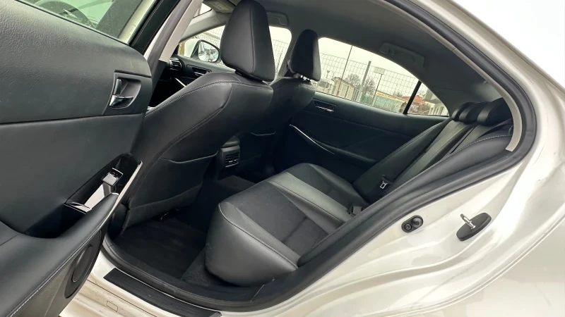 Lexus IS 300 2.5 HYBRID, снимка 15 - Автомобили и джипове - 53459750