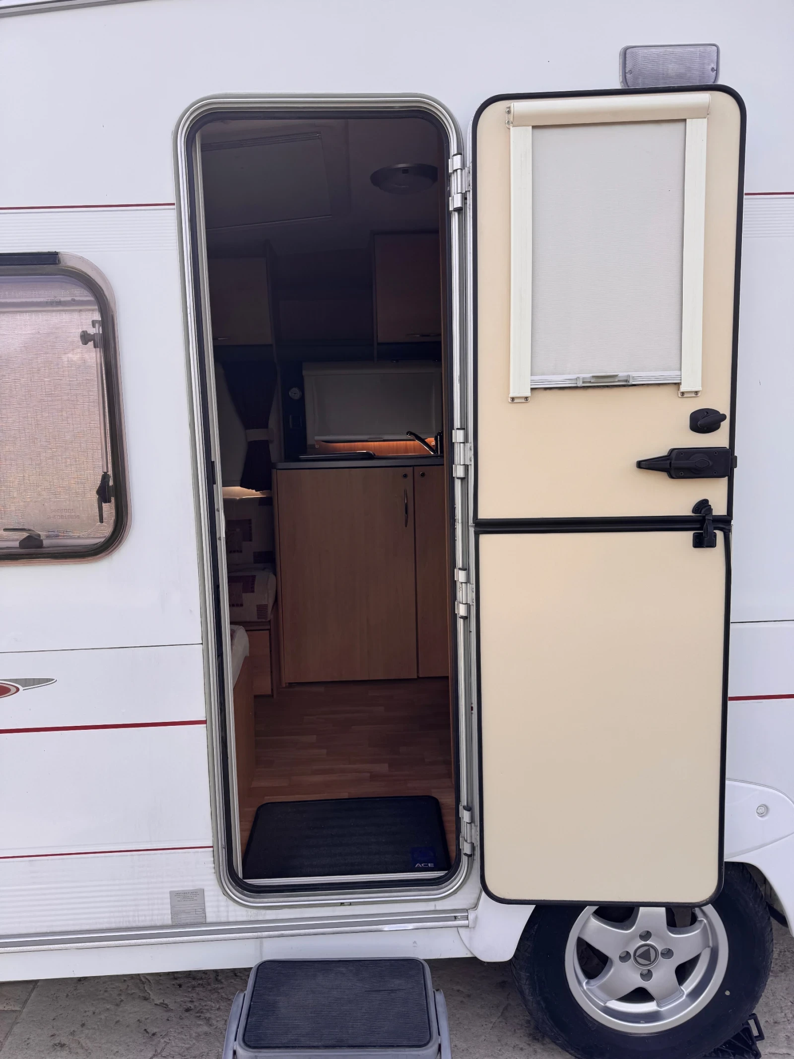 Каравана Swift Ace Jubilee Envoy, снимка 5 - Каравани и кемпери - 55953225