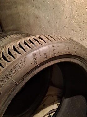 Гуми Зимни 225/45R17, снимка 3 - Гуми и джанти - 47260387