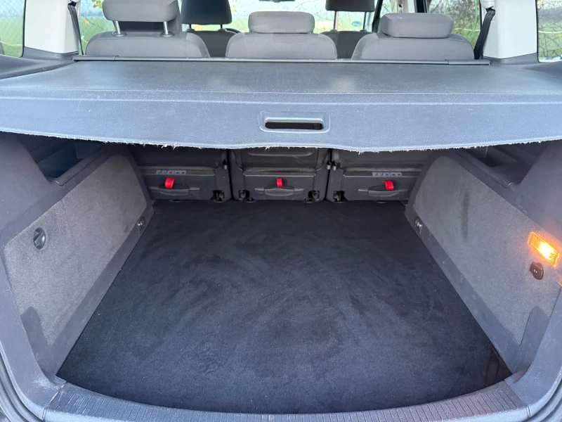 VW Touran 2.0 TDI, снимка 13 - Автомобили и джипове - 52833050