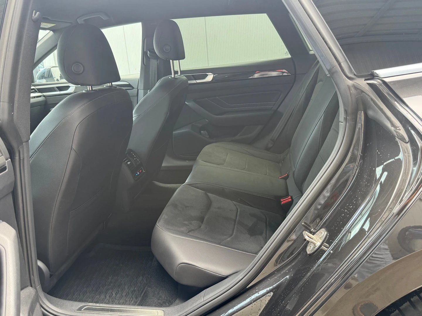VW Arteon R-Line 2.0 TDI SCR DSG, снимка 6 - Автомобили и джипове - 55389472