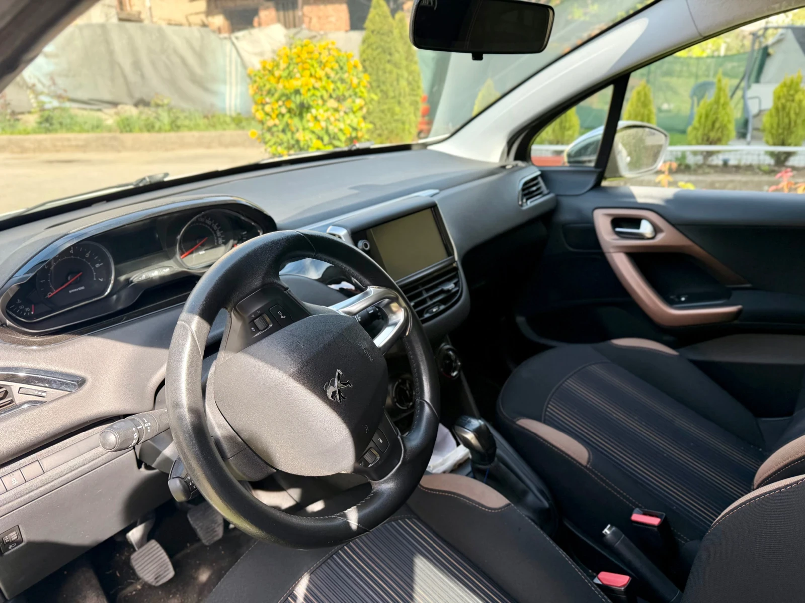 Peugeot 208 1, 2* ОБСЛУЖЕН* ЗИМНИ И ЛЕТНИ ГУМИ * ГО, ГТП , снимка 5 - Автомобили и джипове - 54611082