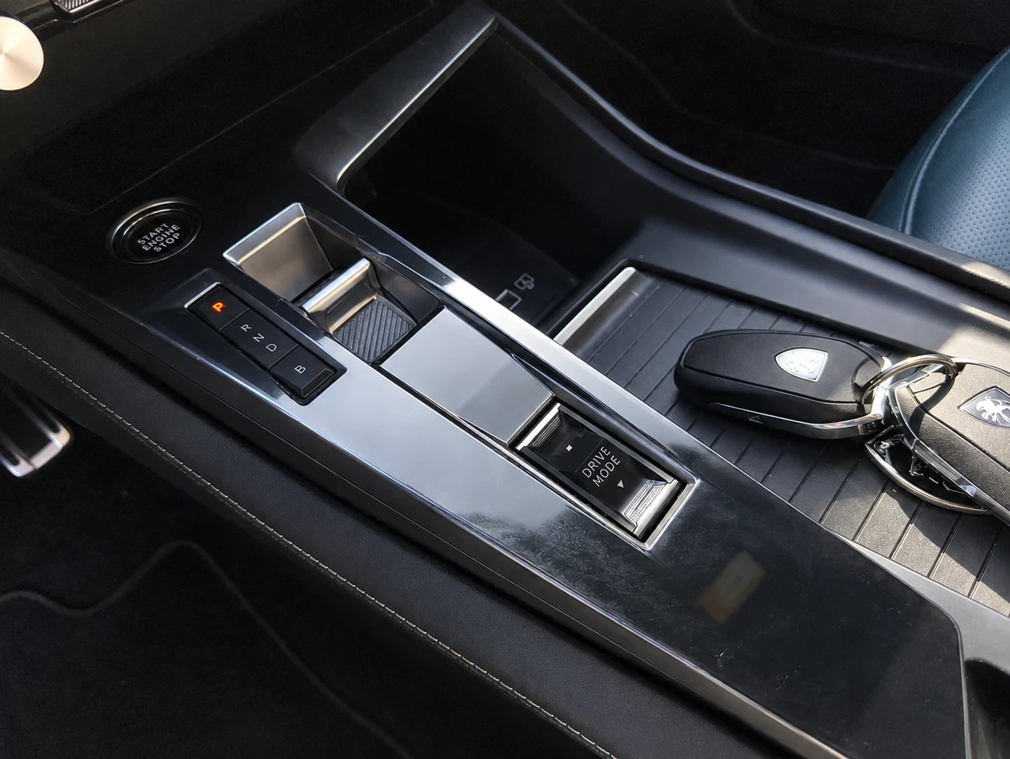 Peugeot 308 1.6Plug-in Hybrid 225ks. GT-Line е-EAT8 , снимка 15 - Автомобили и джипове - 54974409